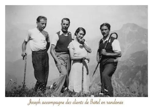 Joseph accompagne des clients de l'hôtel en randonnée